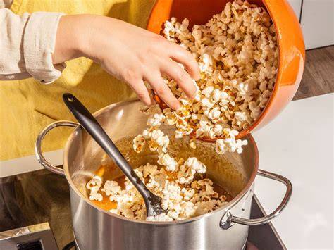 Karamell-Popcorn auf Backblech