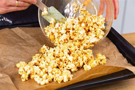 Karamell-Popcorn auf Pergamentpapier