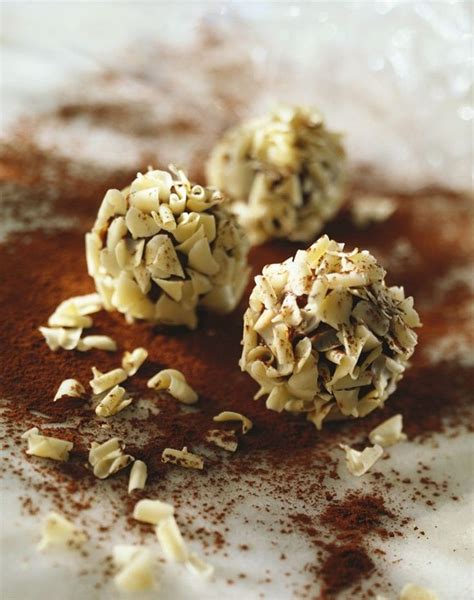 Karamell-Pralinen in weißer Schokolade: Prozess und Dekor