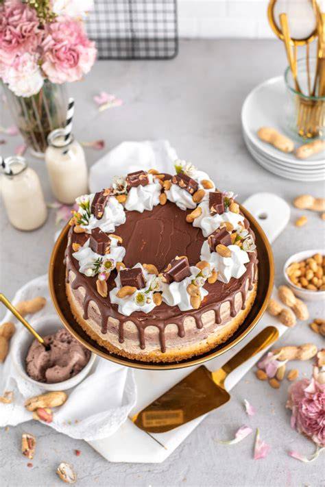 Karamell-Tropfen Dekoration auf Schoko-Erdnuss-Torte