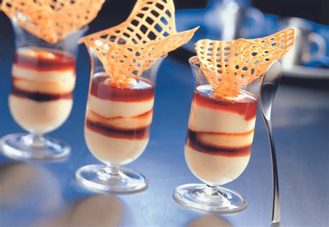 Karamell-Whisky-Creme mit Hippen-Gitter
