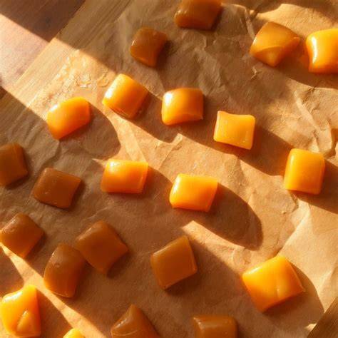 Karamellbonbons auf Backpapier angerichtet