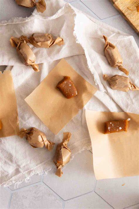 Karamellbonbons einzeln in Backpapier gewickelt