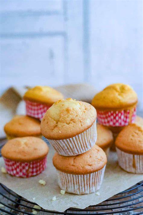 Karamellbonbons und Muffins im Anschnitt
