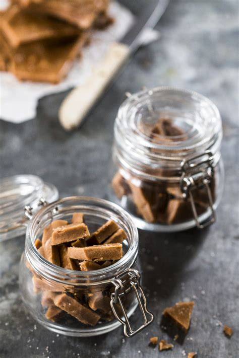 Karamellbonbons und Schokolade, ein Glas mit Bonbons und Zutaten