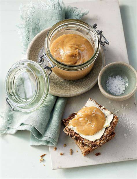 Karamellcreme auf frischem Brot