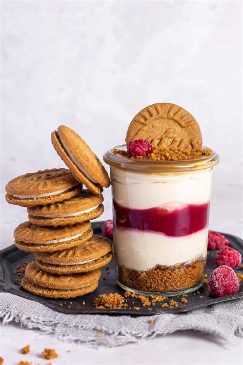 Karamellcreme im Glas und gefüllte Kekse