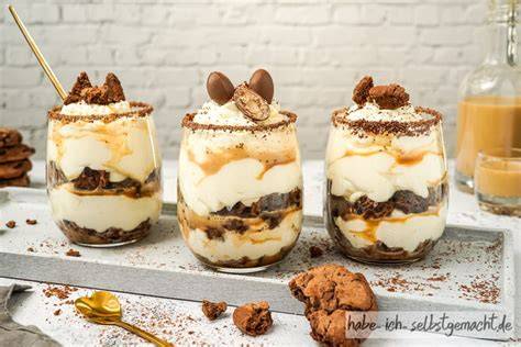 Karamellcreme mit Schoko-Cookies im Glas