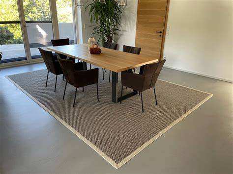 Karamellfarbener Teppich im Essbereich mit Tisch und Stühlen