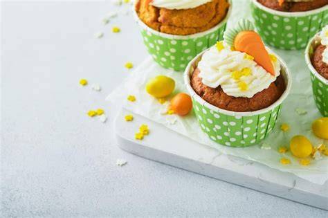 Karamellglasur auf Cupcakes und hausgemachtes Karamelleis