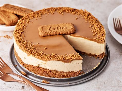 Karamellguss wird über gekühlten Cheesecake gegossen