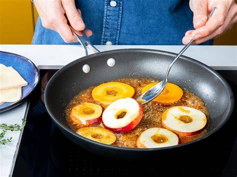 Karamellisierende Äpfel in der Pfanne