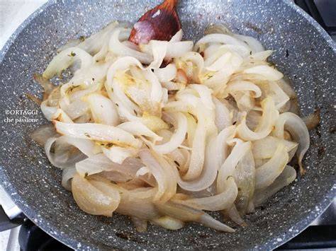 Karamellisierende Zwiebeln in der Pfanne
