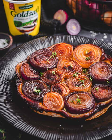 Karamellisierte Apfelspiegel-Pfanne mit gestürztem Kuchen