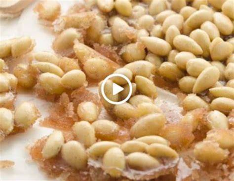Karamellisierte Erdnüsse und Mandeln als Topping für die Tarte