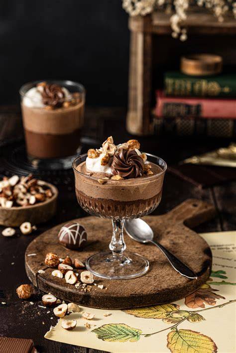 Karamellisierte Haselnüsse und cremige Schoko-Nougat-Mousse