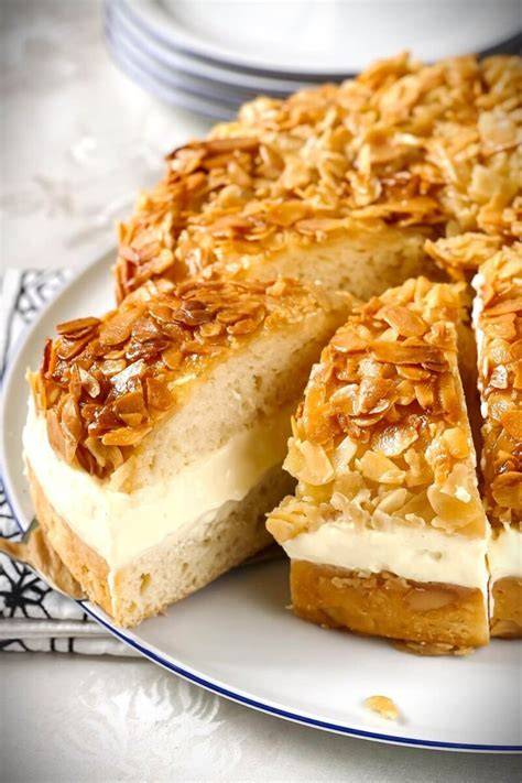 Karamellisierte Mandelkruste auf Bienenstich vor und nach dem Backen