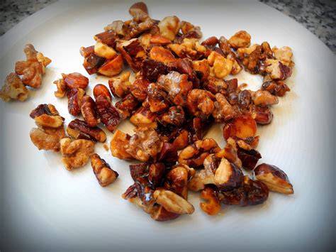 Karamellisierte Mandeln und Mokkabohnen als Topping