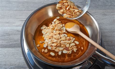 Karamellisierte Mandeln und Pfirsichpüree