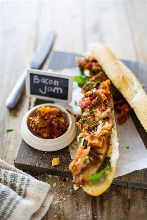 Karamellisierte Miso-Butter auf Baguette und mit gebratenem Gemüse angerichtet