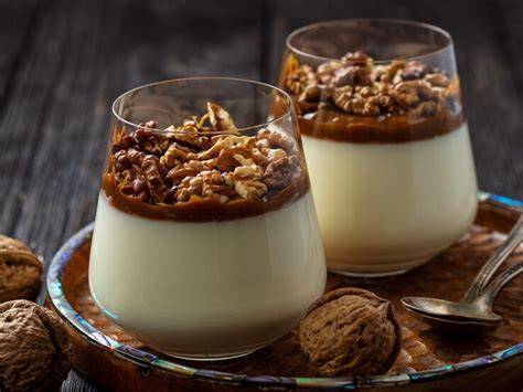 Karamellisierte Nüsse als Topping auf Panna Cotta