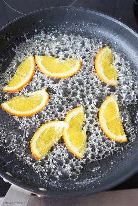 Karamellisierte Orangenscheiben in der Pfanne
