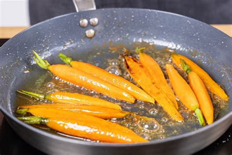 Karamellisierte Pflaumen in der Pfanne mit Gewürzen