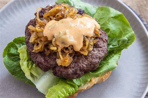 Karamellisierte Zwiebeln als Topping auf Burger