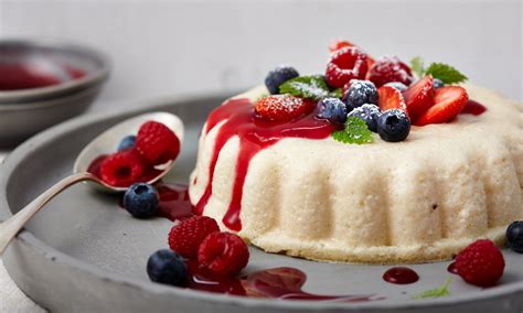 Karamellisierter Grießflammeri mit frischen Waldbeeren
