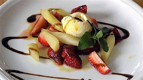 Karamellisierter Spargel mit Erdbeeren und Vanilleeis angerichtet