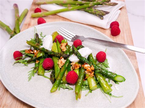 Karamellisierter Spargel mit Haselnüssen und Ziegenfrischkäse auf Rucola