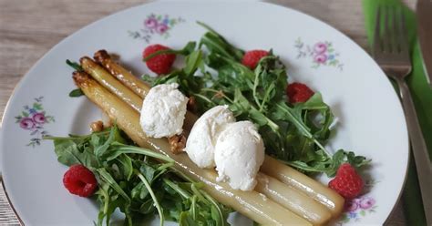 Karamellisierter Spargel mit Serranoschinken, Feta und Kräuterbutterbaguette