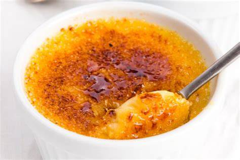 Karamellisierter Zucker auf Kürbishälften wie Crème brûlée