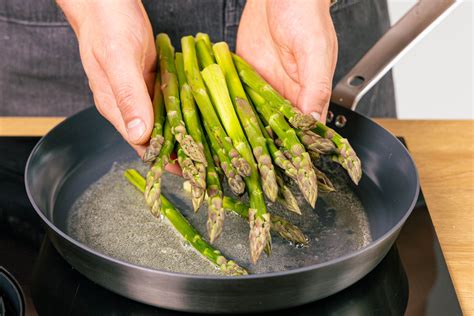 Karamellisierter grüner Spargel in der Pfanne