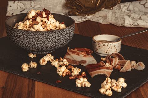 Karamellisiertes Popcorn und Schokoladenspritzer als Topping-Ideen