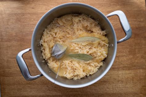 Karamellisiertes Sauerkraut im Topf - Nahaufnahme