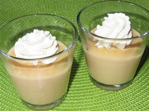 Karamellpudding im Glas mit Karamellbonbons