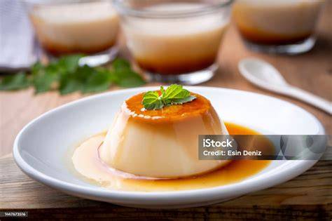 Karamellpudding mit glänzender Karamellsauce serviert