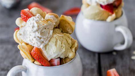 Karamellsahne, Erdbeeren und Beeren-Eis in Bubble-Waffel-Tüte