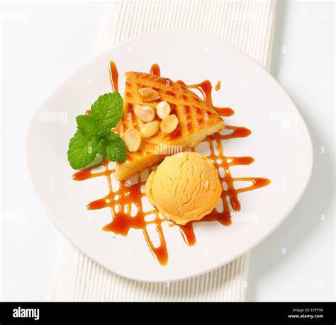 Karamellsauce über Pancakes und Eis