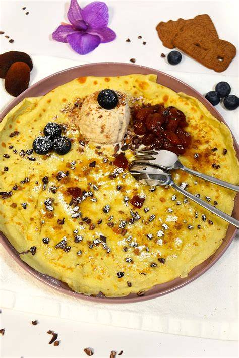 Karamellsauce auf Eis und Pfannkuchen