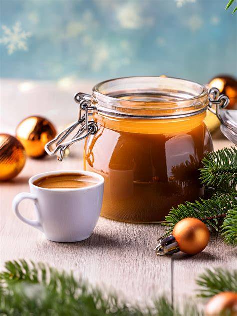 Karamellsauce auf Löffel über Kaffee