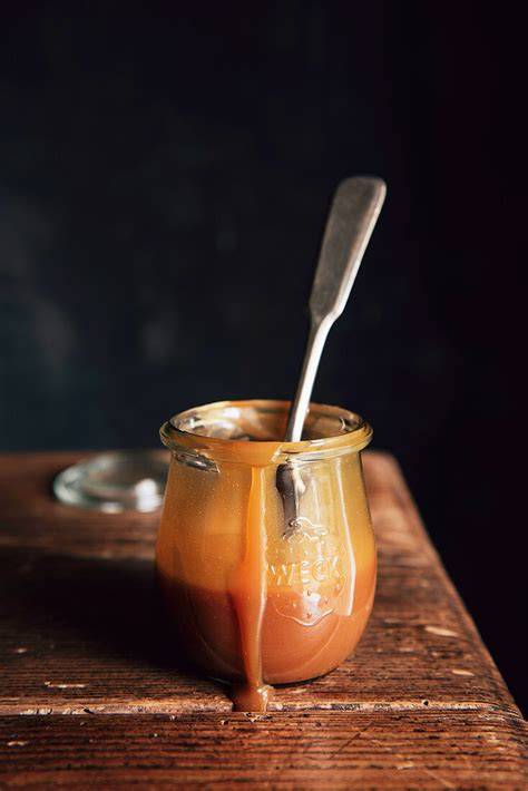 Karamellsauce im Topf, Löffeltest auf Fadenziehen und Glas zum Servieren
