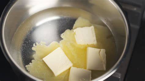 Karamellsauce im Topf mit Butter und Rum