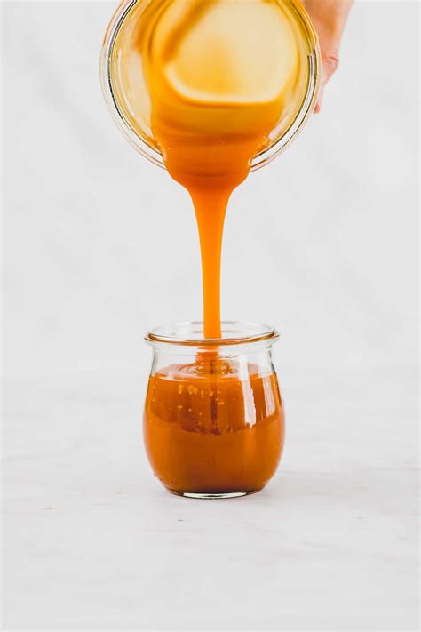 Karamellsauce im kleinen Topf
