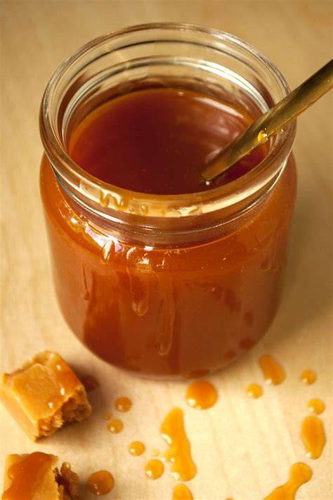 Karamellsauce in kleinem Glas