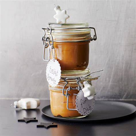 Karamellsauce und Meersalzflocken in Nahaufnahme zum Garnieren verschiedener Desserts