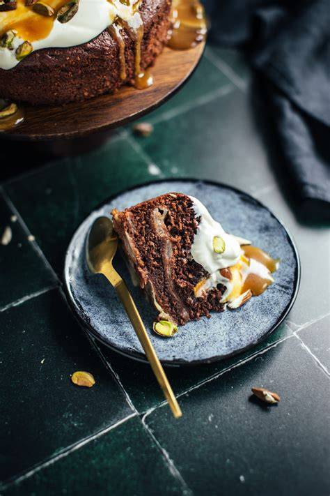 Karamellsauce und Nuss-Topping auf Schoko-Birnen-Schmand-Kuchen