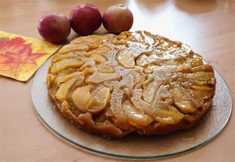 Karamellschicht bei einem gestürzten Upside Down Apfelkuchen