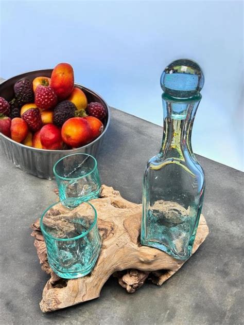 Karamellsirup in Glasflasche auf Holz